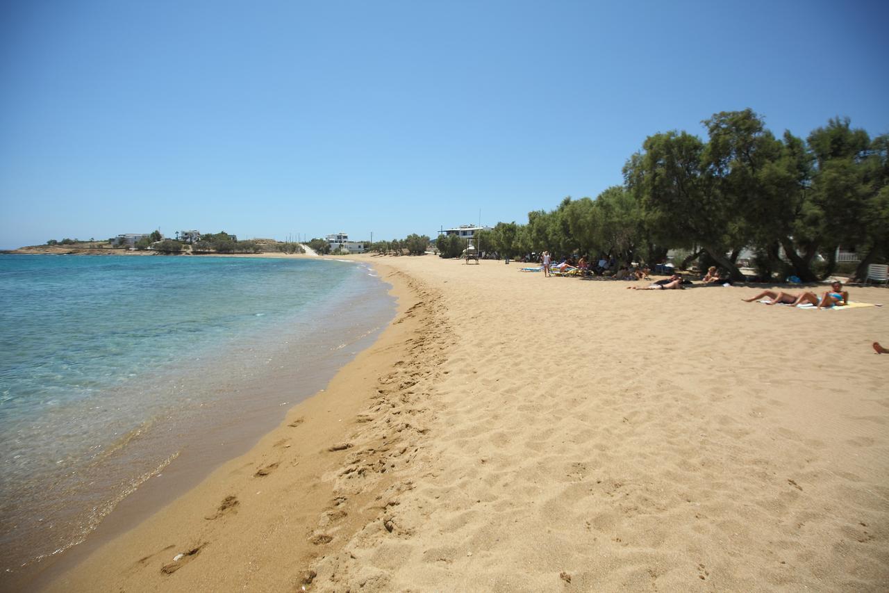 Playa Paralia Logaras en Paros
