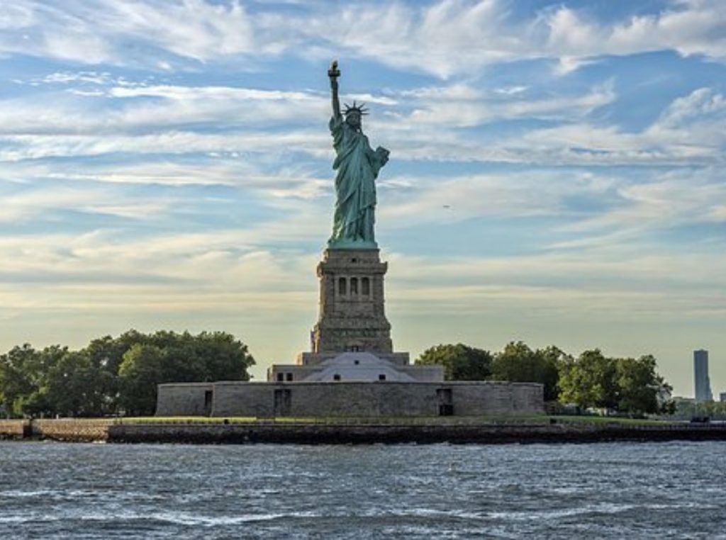 Estatua de la Libertad e Isla Ellis el 15 de abril