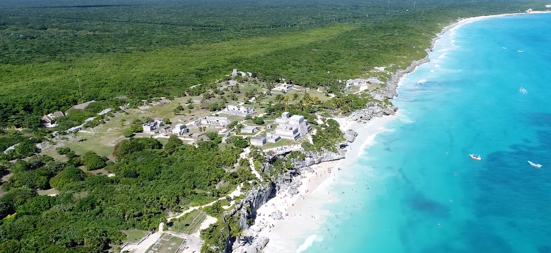 sitio arqueológico de Tulum sitio maya completamente junto al mar.