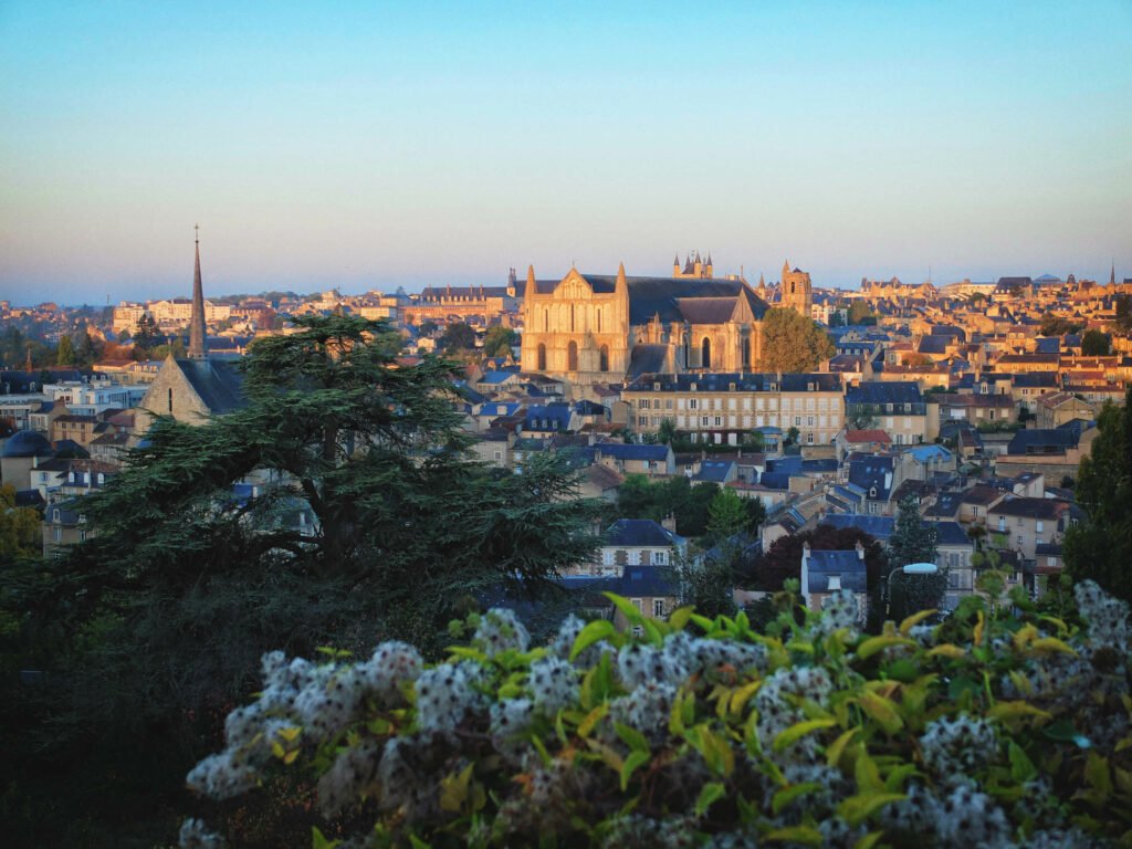 Vista de Poitiers desde el paisaje de dunas