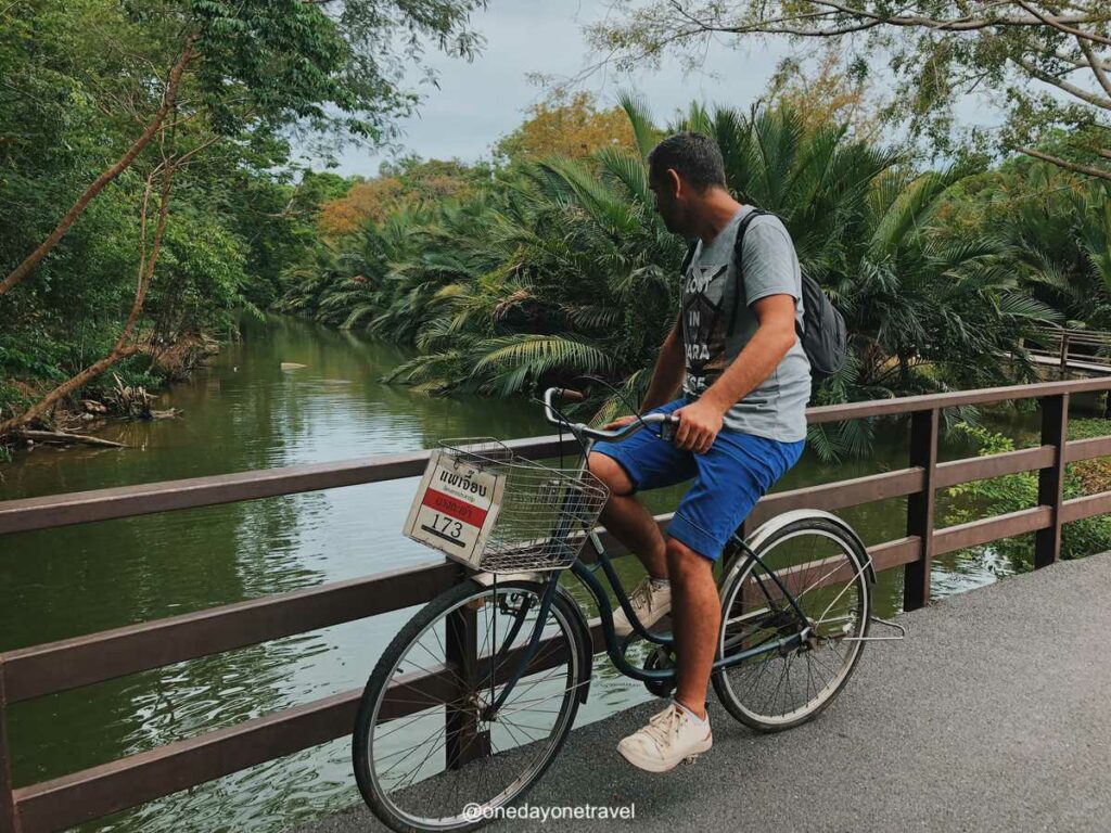 Bang Kachao en bicicleta: Franck del blog de viajes OneDayOneTravel en Bangkok