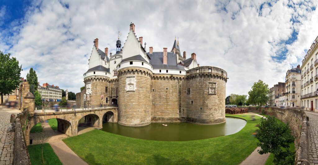 El Château des ducs de Bretagne (Castillo de los Duques de Bretaña) un gran castillo ubicado en la ciudad de Nantes, Francia