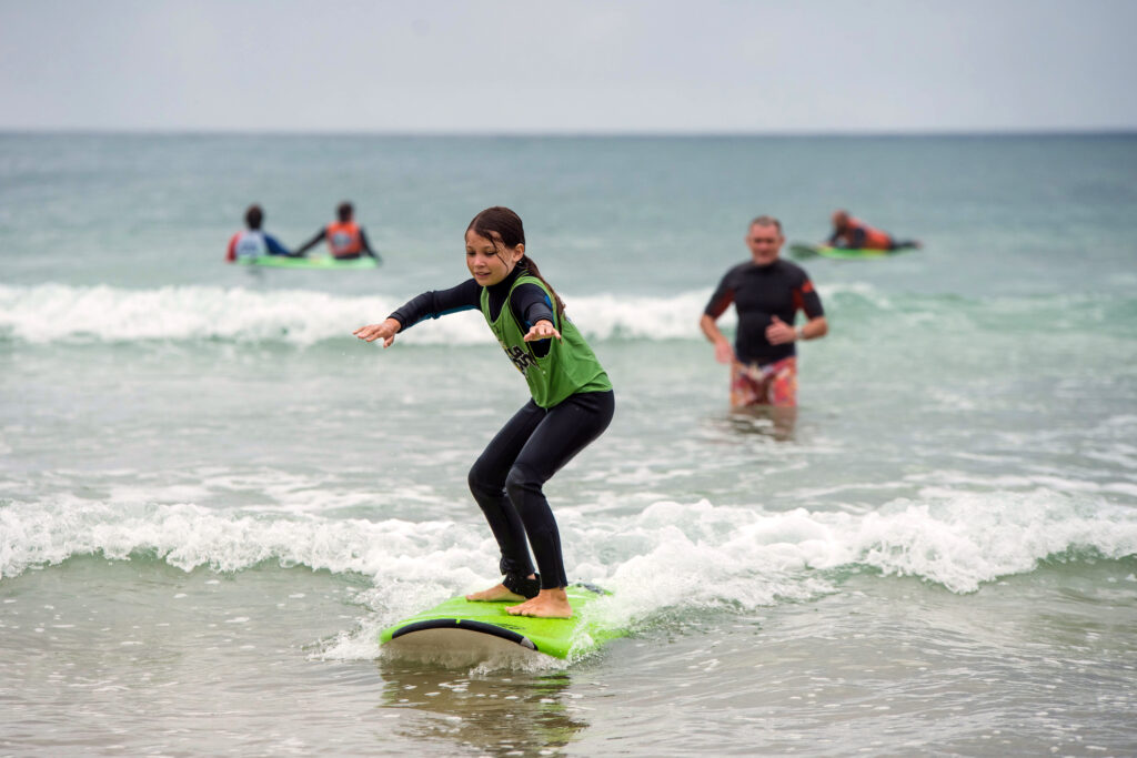 Aprende a surfear en las Landas de vacaciones con adolescentes en Francia