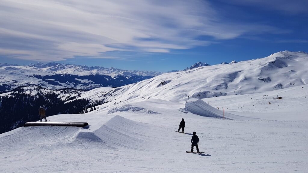 Esquiador en Laax en las estaciones de esquí en Suiza