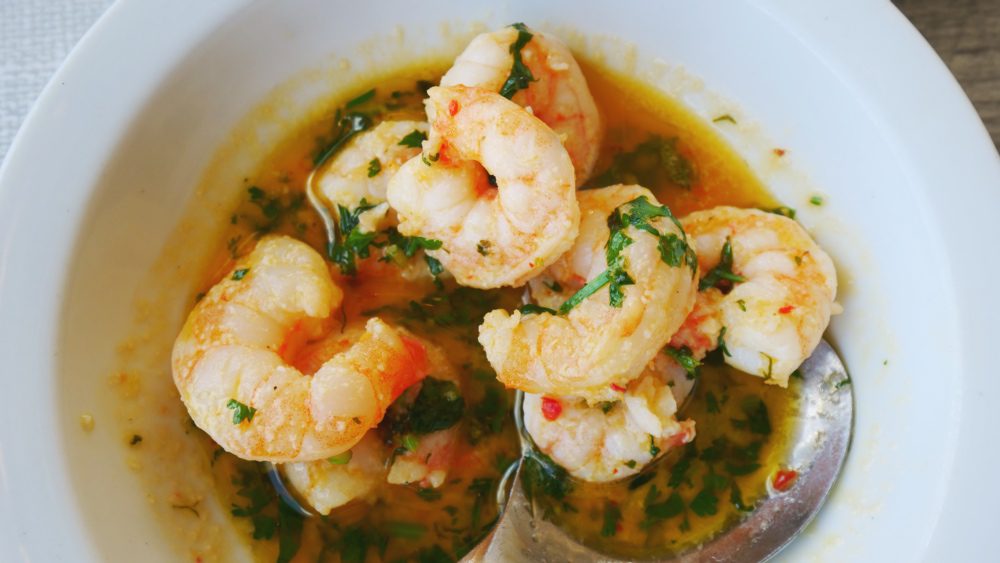 Camarones con cilantro y limón en Le Phenicien en Tiro, Líbano