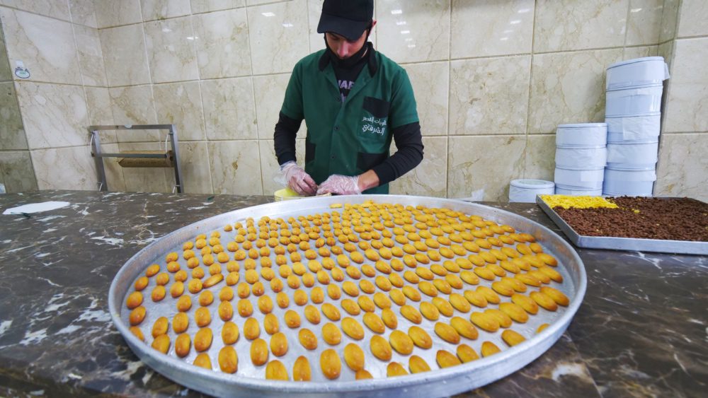 Un panadero preparando dulces libaneses en Al Bohsali Sweets en Tiro, Líbano