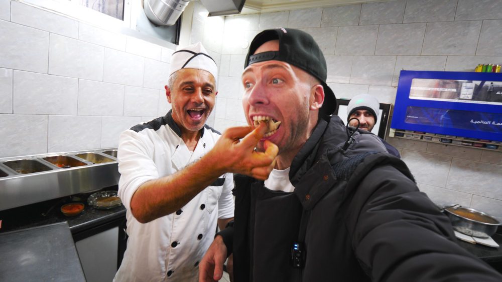 Un cocinero me da de comer en Sandwich Mahfouz en Tiro, Líbano