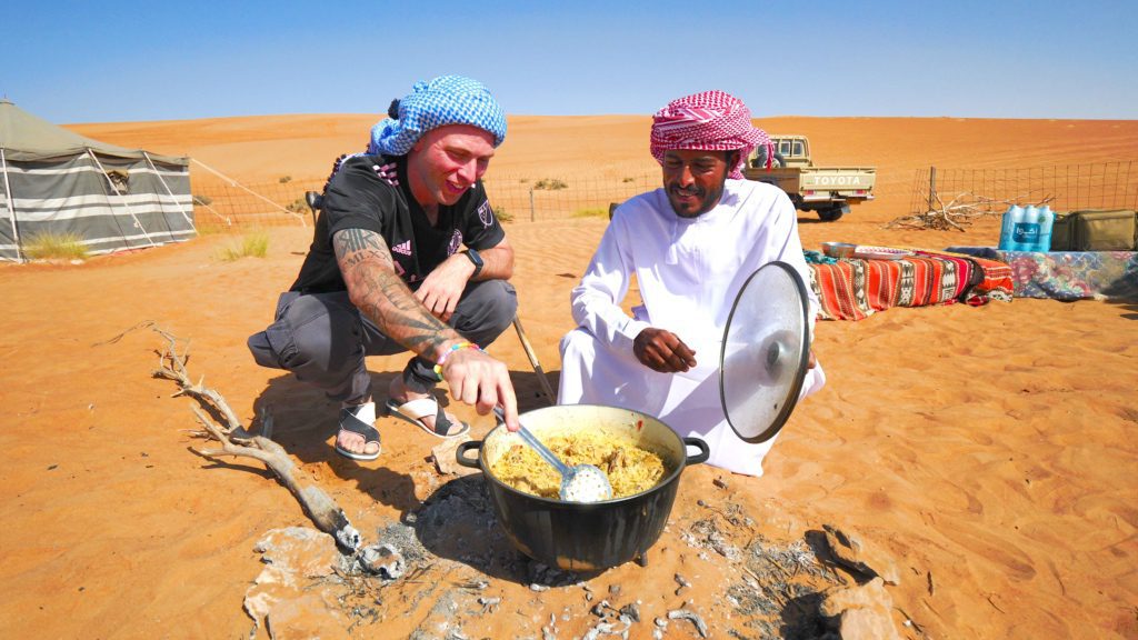Hacer kabsa en las arenas de Wahiba de Omán