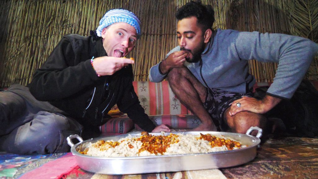 Comer orsia y curry de hígado en Wahiba Sands