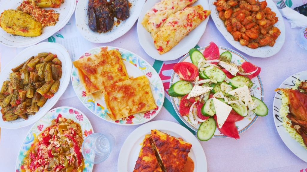 Una variedad de comida albanesa en Berat, Albania |  David ha estado aquí