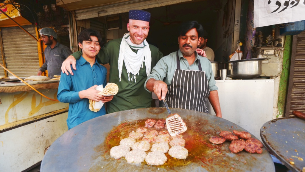 Vendedores ambulantes de comida haciendo kebabs de camello en Gujranwala, Pakistán |  David ha estado aquí